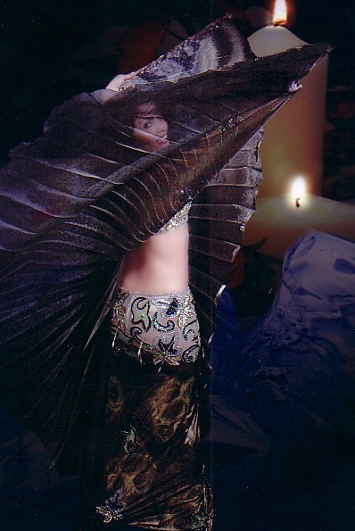 Buikdanseres Kaouther met sluier